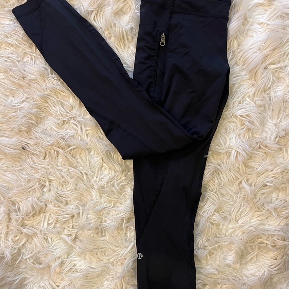 Black lululemon leggings with pockets - Picture 3 of 6